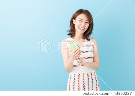 女人看著智慧型手機,思考 女人看著智慧型手機,思考 43593227