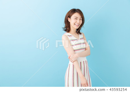 一個女人帶著微笑 一個女人帶著微笑 43593254