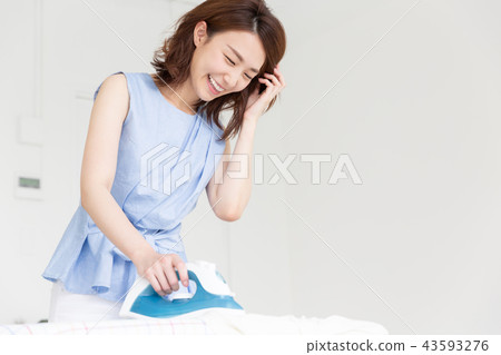 熨燙的女人 43593276