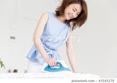 熨燙的女人 43593278