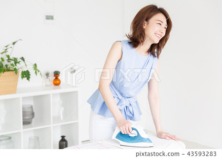 熨燙的女人 43593283