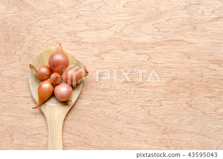 shallot on wooden spoon and wood texture 43595043