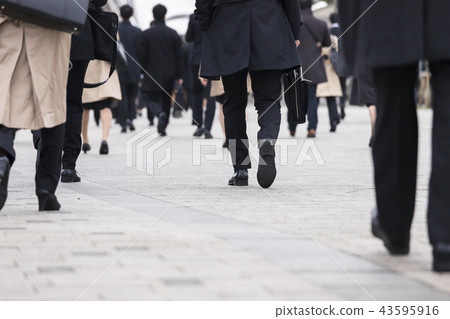 一套年輕衣服的腳風景 一套年輕衣服的腳風景 43595916