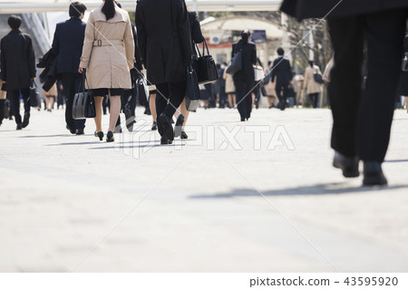 一套年輕衣服的腳風景 一套年輕衣服的腳風景 43595920