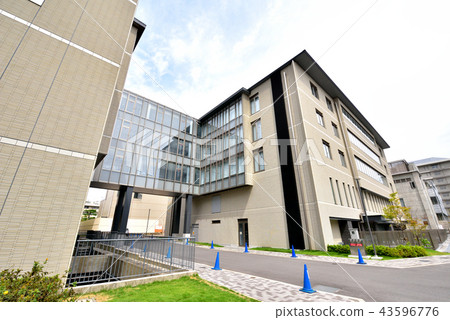 京都大學iPS細胞研究所(左)第3研究大樓(右)京都大學吉田校區藥學院醫院醫學部 京都大學iPS細胞研究所(左)第3研究大樓(右)京都大學吉田校區藥學院醫院醫學部 43596776