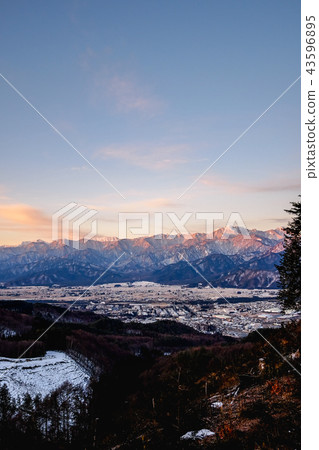 信州和大町市的冬季景色 信州和大町市的冬季景色 43596895