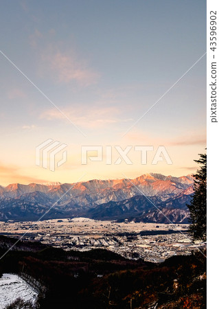 信州和大町市的冬季景色 信州和大町市的冬季景色 43596902