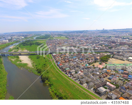 多摩河的下游方向從無人機的天空空中（Ogata Ishida，Hino City，Tokyo） 43597488