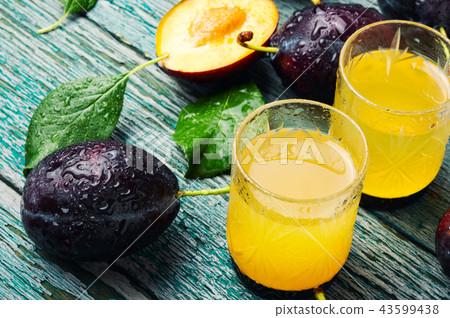 Plum alcoholic beverage 43599438