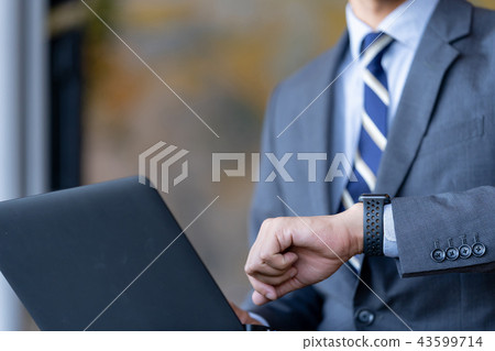 操作smartwatch的商人在機場 操作smartwatch的商人在機場 43599714