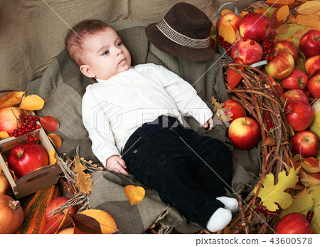 autumn concept - child boy lie on yellow leaves 43600578