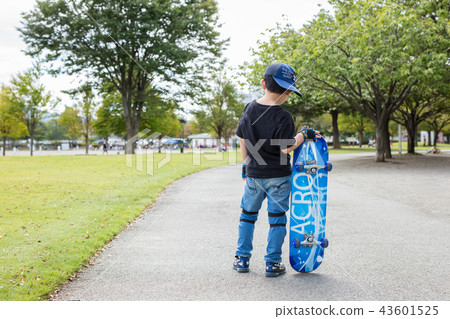 後面觀點的小學一年級的一個滑板男孩 43601525