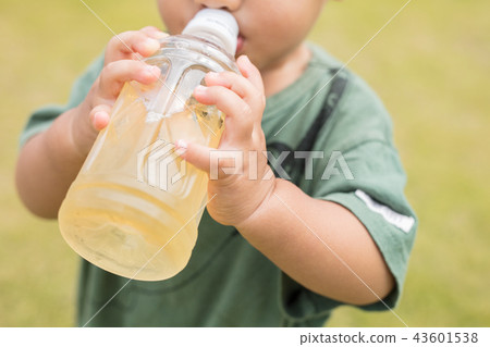 一歲的孩子用塑料瓶補水 43601538