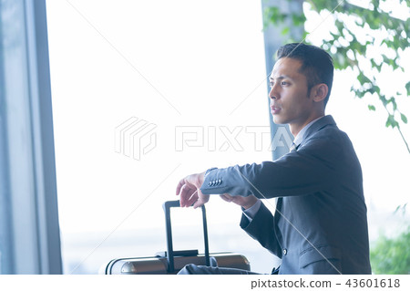 操作計算機的商人在機場 操作計算機的商人在機場 43601618