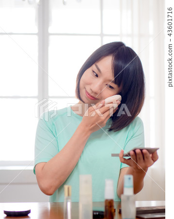 化妝的女人 43601716