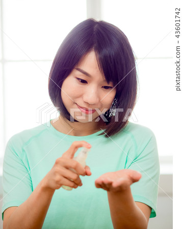 Makeup woman Makeup woman 43601742