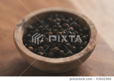 black pepper in wood bowl on table black pepper in wood bowl on table 43602900
