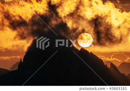 Sunset at the Passo di Giau, in the Italian Dolomites Sunset at the Passo di Giau, in the Italian Dolomites 43603181