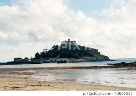 Tide-falling shallow beach and St Michaels Mount 43605585