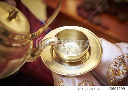 Woman's hand pouring sake with chimacho gori Woman's hand pouring sake with chimacho gori 43605699
