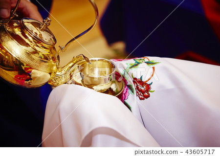 韓國婚禮送禮儀式女人誰倒了清酒 韓國婚禮送禮儀式女人誰倒了清酒 43605717