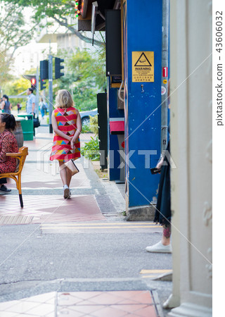 一個女人走路 一個女人走路 43606032