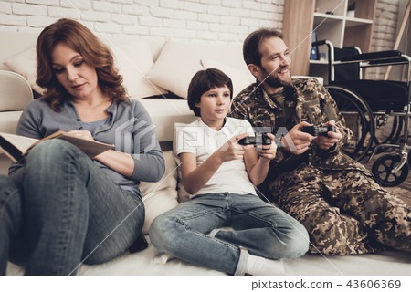 Paralyzed Male Soldier Plays Console With Sun. Paralyzed Male Soldier Plays Console With Sun. 43606369