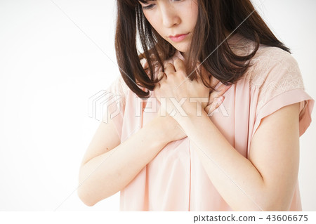 宿醉和不適的年輕女子 宿醉和不適的年輕女子 43606675