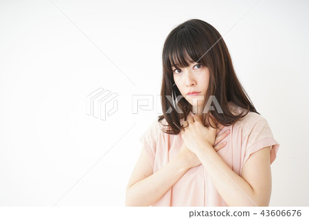 宿醉和不適的年輕女子 43606676