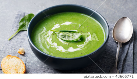 Spinach soup with cream in a bowl. Close up. Spinach soup with cream in a bowl. Close up. 43606771