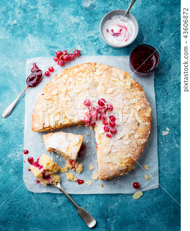 Almond and raspberry cake, Bakewell tart. Traditional British pastry. Blue background. Top view. 43606872