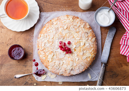 Almond and raspberry cake, Bakewell tart. Traditional British pastry. Wooden backgraund. Top view. 43606873