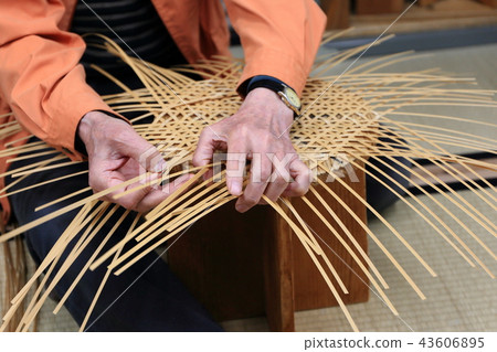 一個人編織絲綢的人 43606895