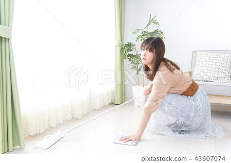 Young woman cleaning home 43607074