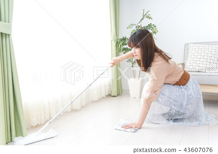 Young woman cleaning home 43607076