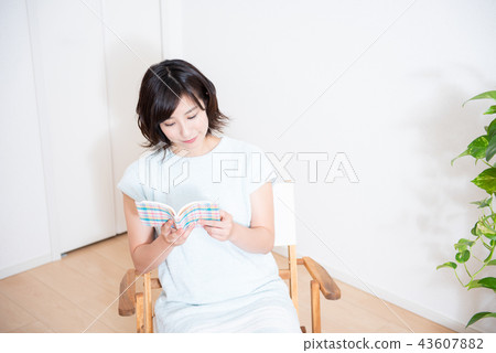 Reading woman lifestyle 43607882
