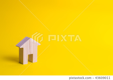A small wooden house 43609011