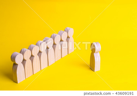 People stand in line and wait for orders. 43609191