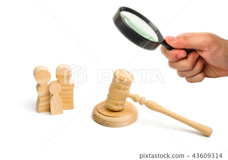Figures of the family and the hammer of the judge 43609314