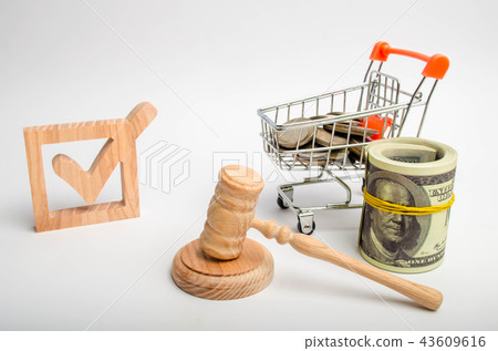 A wooden checkbox and a trolley with coins 43609616