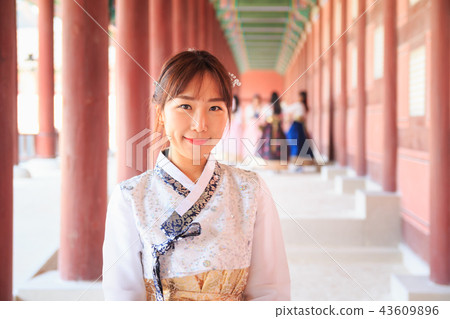 A woman wearing a hanbok in a corridor of Kyeongbok Palace 43609896
