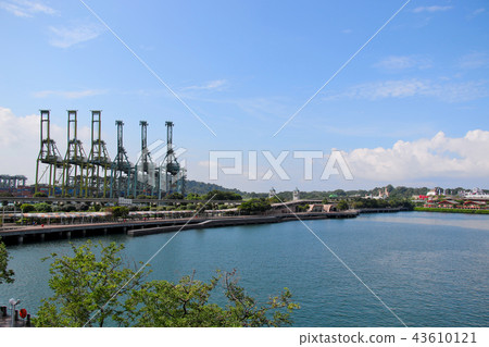 聖淘沙島，從主要海島邊的新加坡看法觀看長頸鹿（起重機）在左邊的Burani海島 43610121