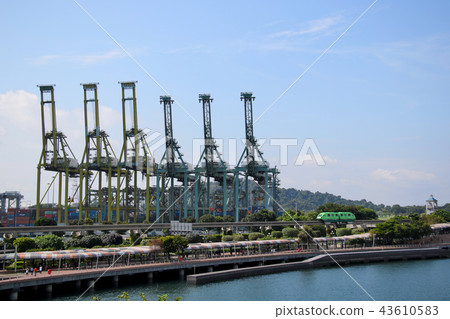 Singapore, a monorail connecting the resort, Sentosa Island and the main island, in front of the giraffe (crane) on Branhi Island 43610583