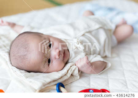 微笑的新生嬰兒 微笑的新生嬰兒 43614276