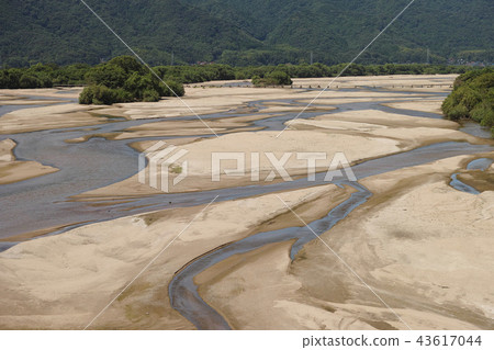 Aoi河在從出雲市的Kitakamidate橋樑看見的夏天 Aoi河在從出雲市的Kitakamidate橋樑看見的夏天 43617044