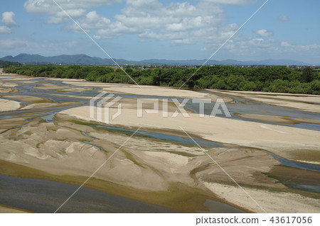 Aoi河在從出雲市的Kitakamidate橋樑看見的夏天 43617056