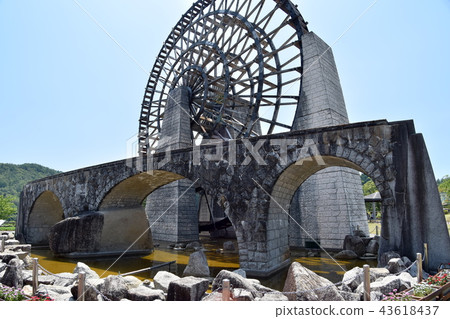 在路邊站Yamaoka的一個大水車 在路邊站Yamaoka的一個大水車 43618437
