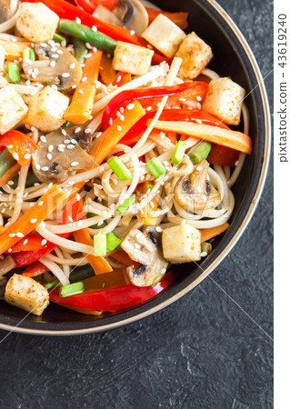 Stir fry with noodles, tofu and vegetables 43619240
