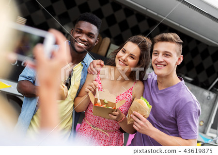 friends with takeaway food photographing outdoor friends with takeaway food photographing outdoor 43619875