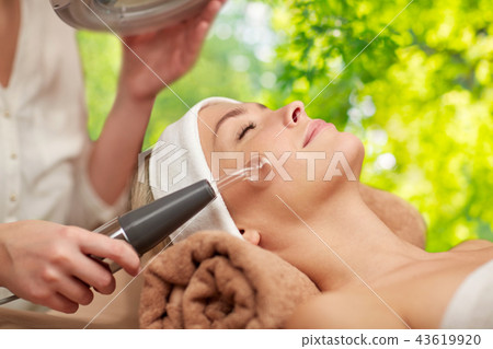 woman having hydradermie facial treatment in spa woman having hydradermie facial treatment in spa 43619920